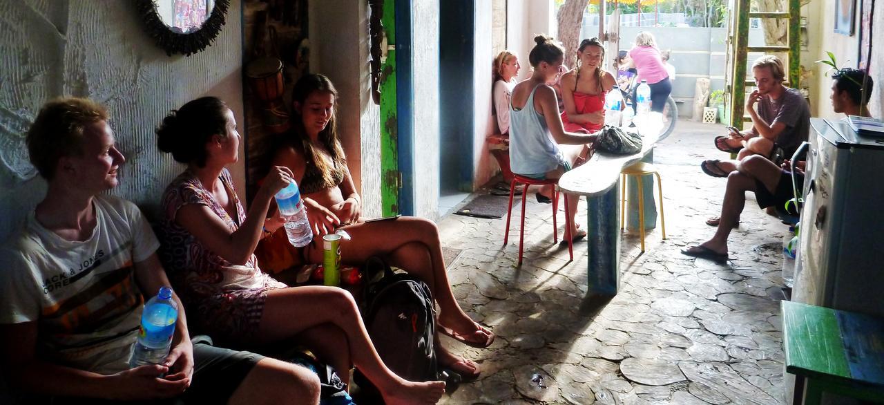 Gipsy Backpackers Vandrarhem Gili Trawangan Exteriör bild